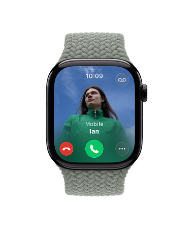 Apple Watch Series 11, warna alami, casing titanium, panggilan masuk, foto kontak, tombol terima dan tolak panggilan, eksterior sisi kanan, Digital Crown, tali jam, Solo Loop Rajutan abu-abu hijau
