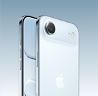 iPhone Air، لون أزرق سماوي، الجانب الخلفي الخارجي بزاوية مائلة، نظام كاميرا Fusion في المنصة العلوية، زر التحكم  في الكاميرا، الجزء الأمامي الخارجي بتصميم كله شاشة، زر الإجراءات وزرّا ضبط مستوى الصوت