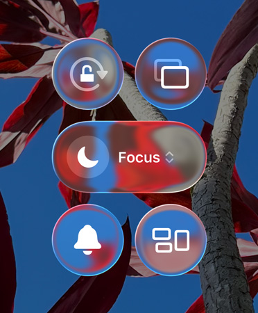 Layar&nbsp;Home iPhone berwarna-warni dengan aplikasi dan widget Liquid&nbsp;Glass yang transparan