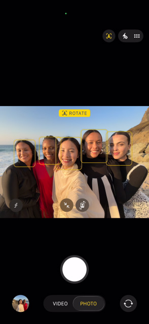 iPhone Air 正面螢幕畫面，展示使用拍照人物居中功能團體自拍