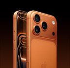 宇宙橙色 iPhone 17 Pro，機身斜背面展示上方擴展平台處的 Pro 融合相機系統、相機控制按鈕，機身前側面展示全螢幕設計、動作按鈕和音量按鈕